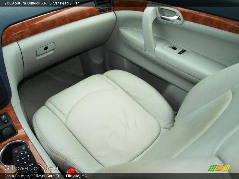 Silver Pearl / Tan 2008 Saturn Outlook XR