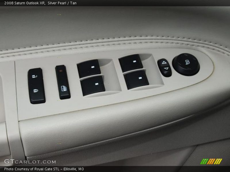 Silver Pearl / Tan 2008 Saturn Outlook XR