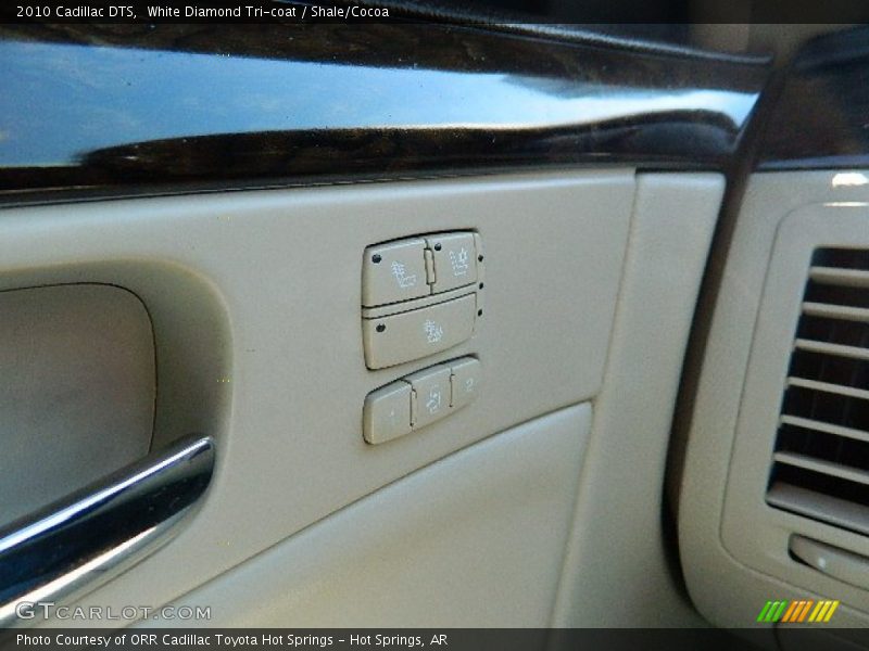 White Diamond Tri-coat / Shale/Cocoa 2010 Cadillac DTS