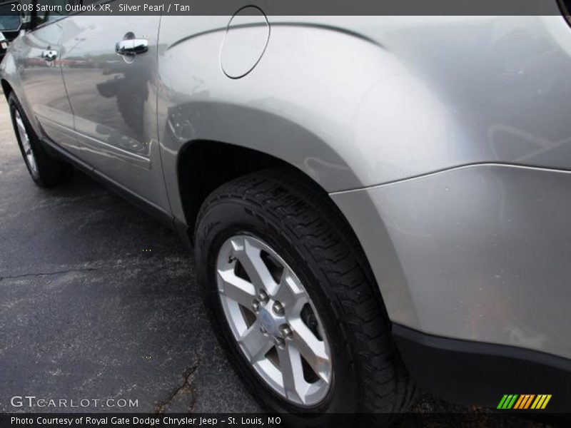Silver Pearl / Tan 2008 Saturn Outlook XR