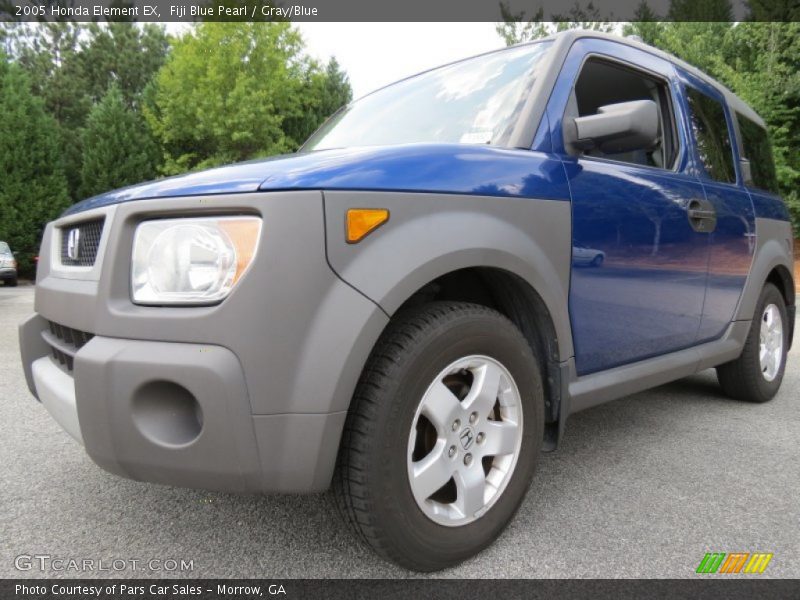 Front 3/4 View of 2005 Element EX