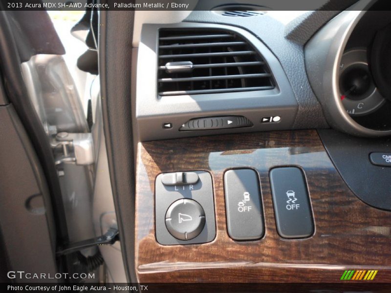 Controls of 2013 MDX SH-AWD Advance