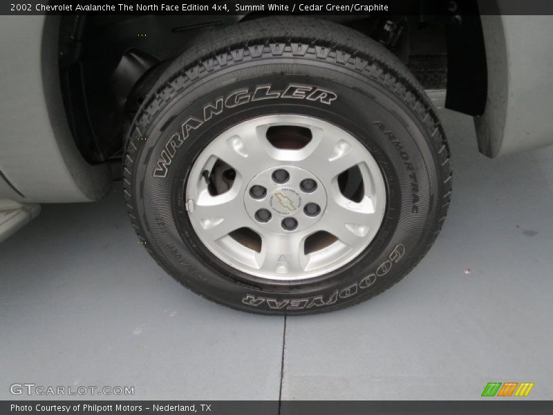 Summit White / Cedar Green/Graphite 2002 Chevrolet Avalanche The North Face Edition 4x4
