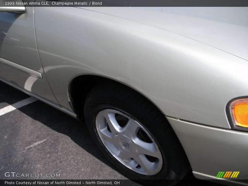 Champagne Metallic / Blond 1999 Nissan Altima GLE