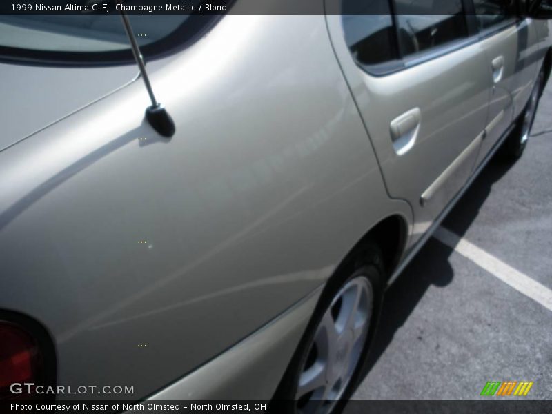 Champagne Metallic / Blond 1999 Nissan Altima GLE