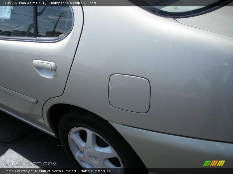 Champagne Metallic / Blond 1999 Nissan Altima GLE