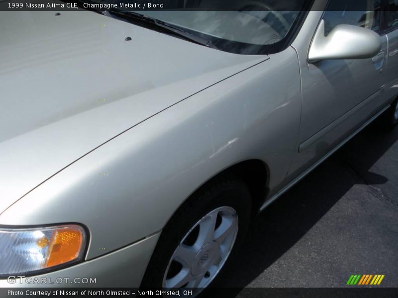 Champagne Metallic / Blond 1999 Nissan Altima GLE