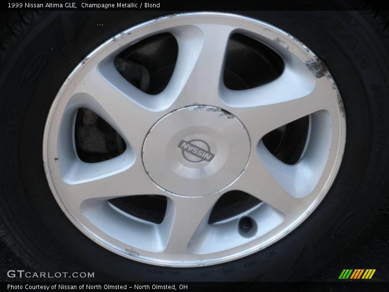 Champagne Metallic / Blond 1999 Nissan Altima GLE