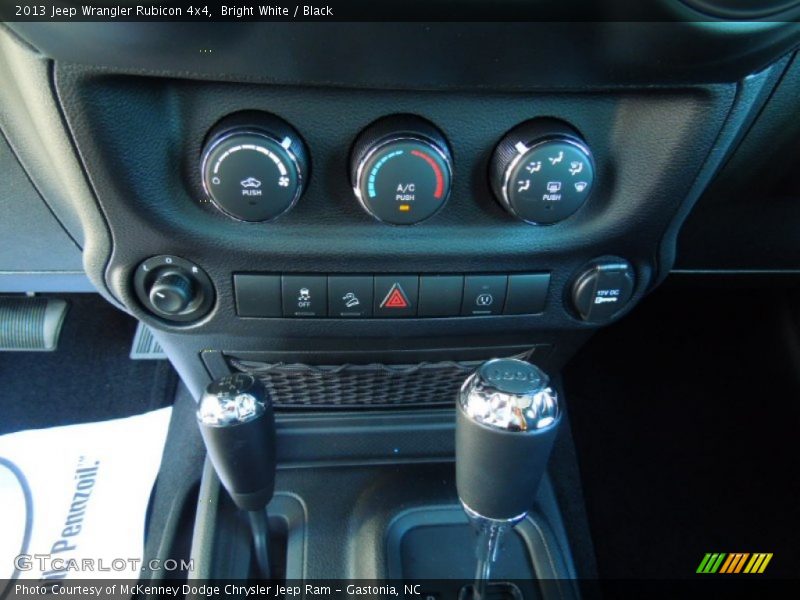 Bright White / Black 2013 Jeep Wrangler Rubicon 4x4