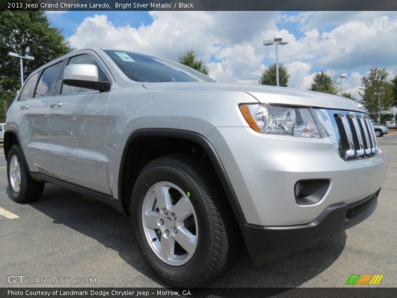 Front 3/4 View of 2013 Grand Cherokee Laredo