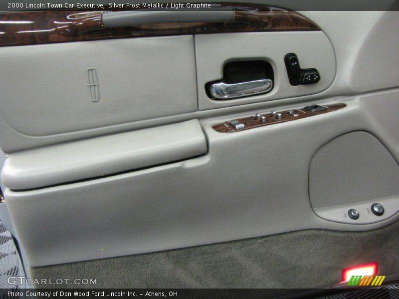 Silver Frost Metallic / Light Graphite 2000 Lincoln Town Car Executive