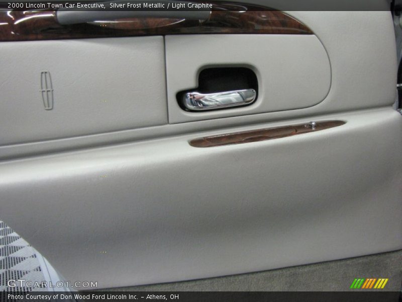 Silver Frost Metallic / Light Graphite 2000 Lincoln Town Car Executive