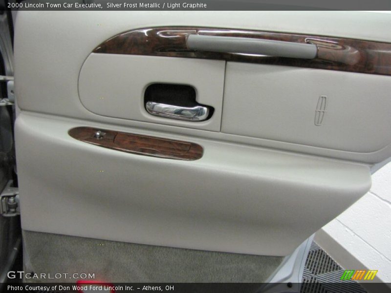 Silver Frost Metallic / Light Graphite 2000 Lincoln Town Car Executive