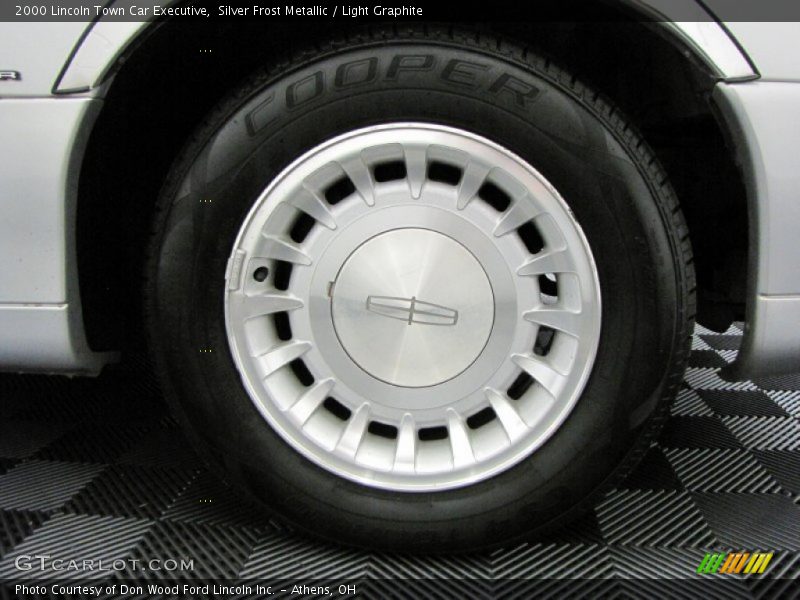 Silver Frost Metallic / Light Graphite 2000 Lincoln Town Car Executive