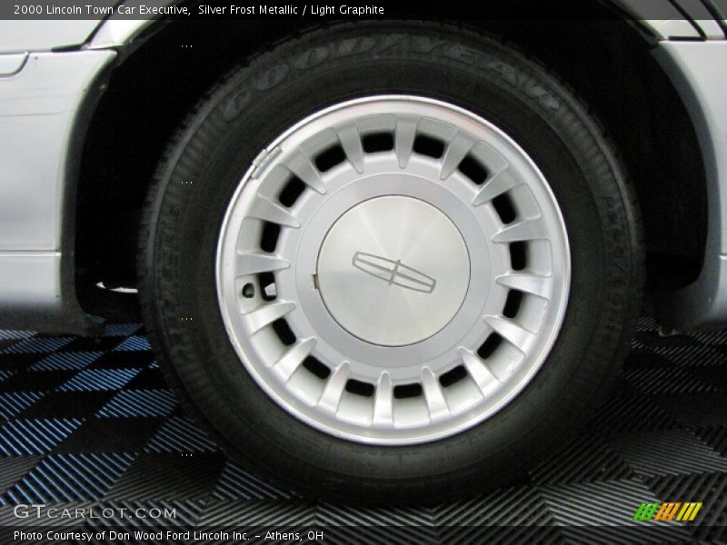 Silver Frost Metallic / Light Graphite 2000 Lincoln Town Car Executive