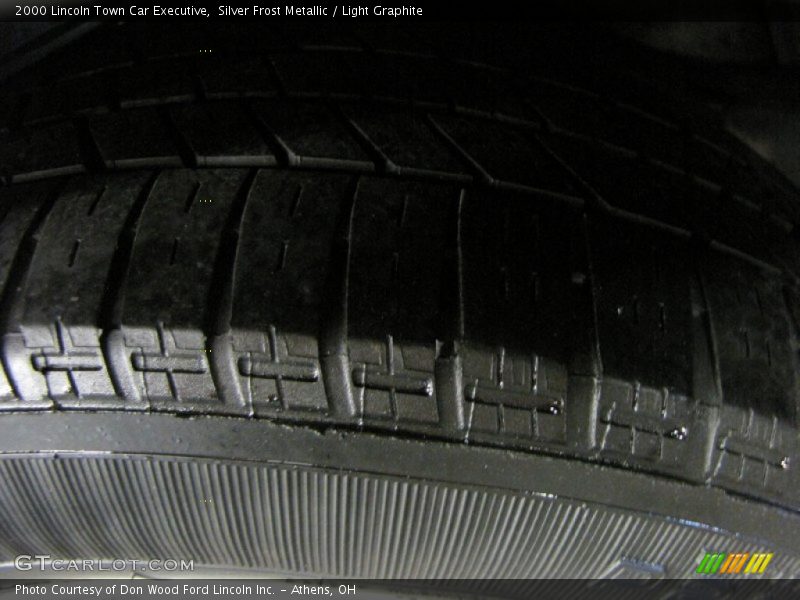 Silver Frost Metallic / Light Graphite 2000 Lincoln Town Car Executive
