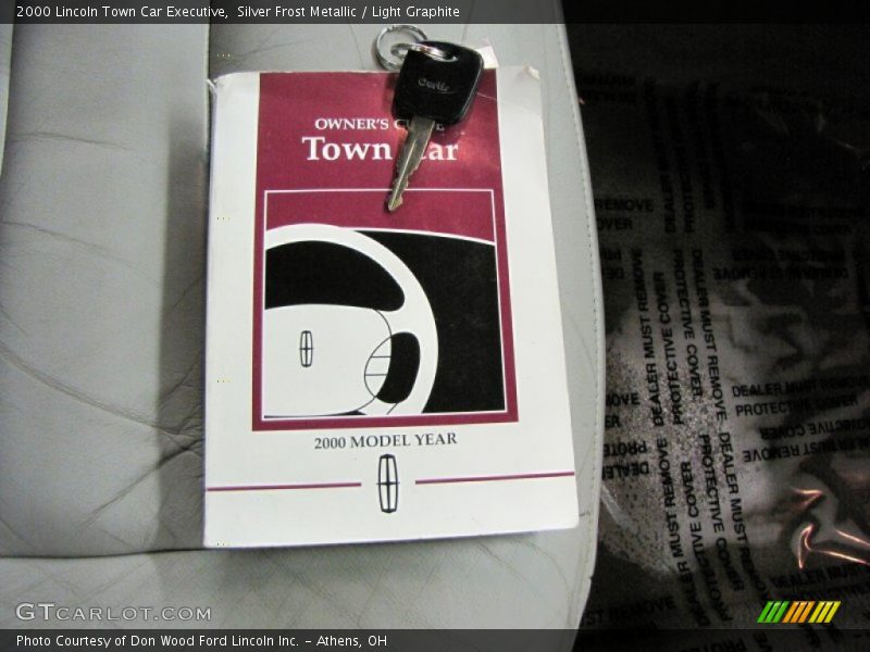 Silver Frost Metallic / Light Graphite 2000 Lincoln Town Car Executive