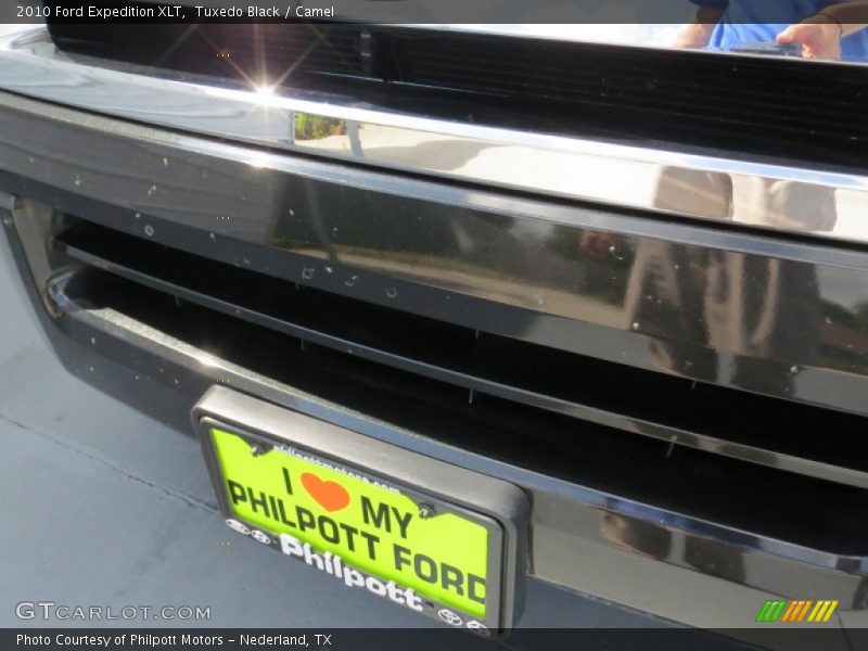 Tuxedo Black / Camel 2010 Ford Expedition XLT