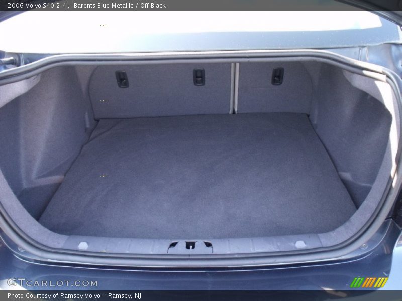 Barents Blue Metallic / Off Black 2006 Volvo S40 2.4i