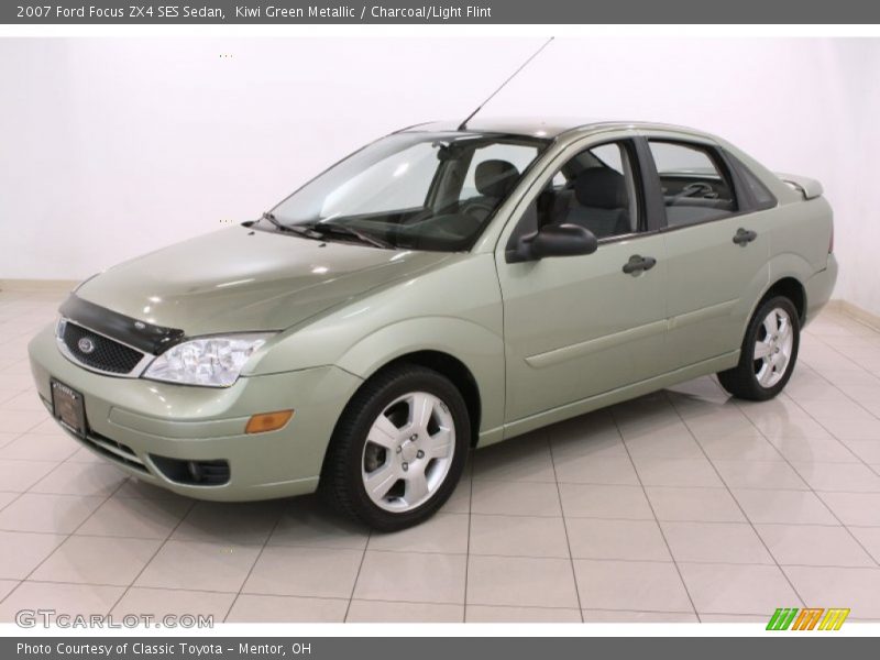 Kiwi Green Metallic / Charcoal/Light Flint 2007 Ford Focus ZX4 SES Sedan