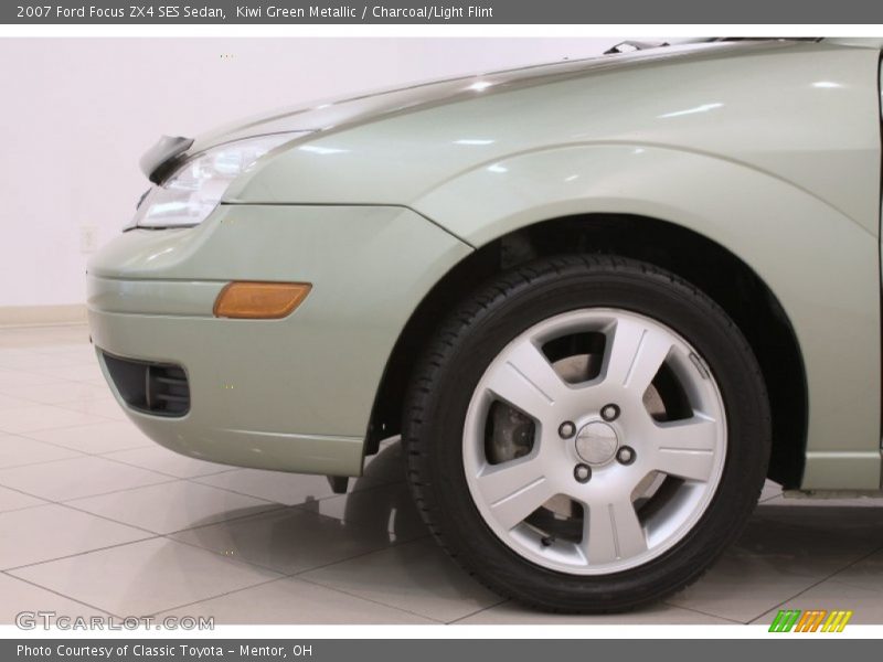 Kiwi Green Metallic / Charcoal/Light Flint 2007 Ford Focus ZX4 SES Sedan