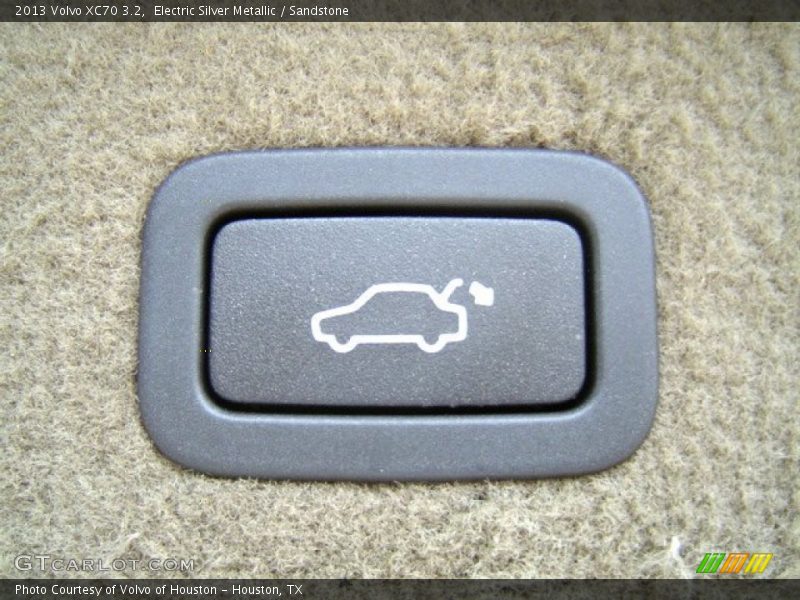 Electric Silver Metallic / Sandstone 2013 Volvo XC70 3.2