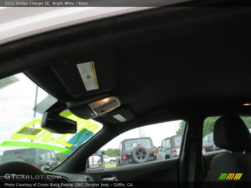 Bright White / Black 2012 Dodge Charger SE