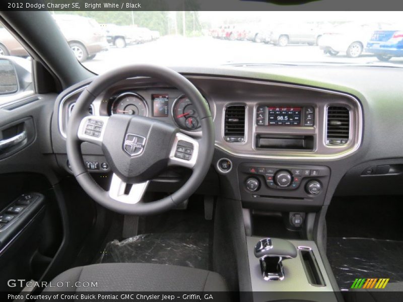 Bright White / Black 2012 Dodge Charger SE