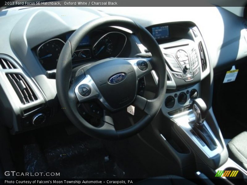 Oxford White / Charcoal Black 2013 Ford Focus SE Hatchback