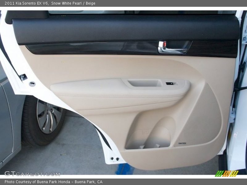 Snow White Pearl / Beige 2011 Kia Sorento EX V6