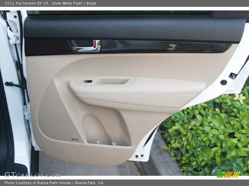 Snow White Pearl / Beige 2011 Kia Sorento EX V6