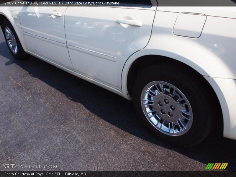 Cool Vanilla / Dark Slate Gray/Light Graystone 2007 Chrysler 300