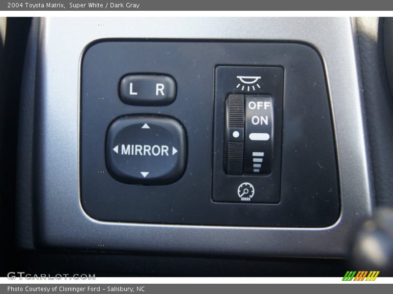 Super White / Dark Gray 2004 Toyota Matrix