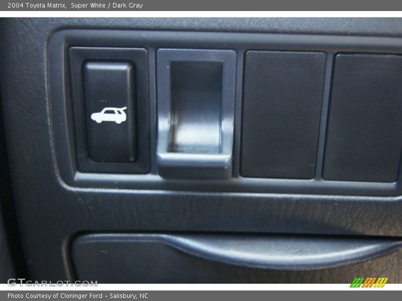 Super White / Dark Gray 2004 Toyota Matrix