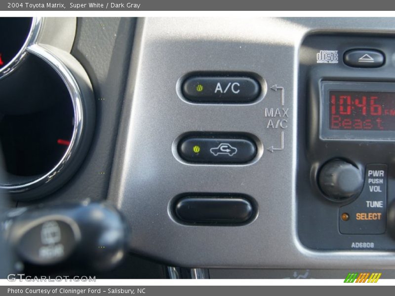 Super White / Dark Gray 2004 Toyota Matrix