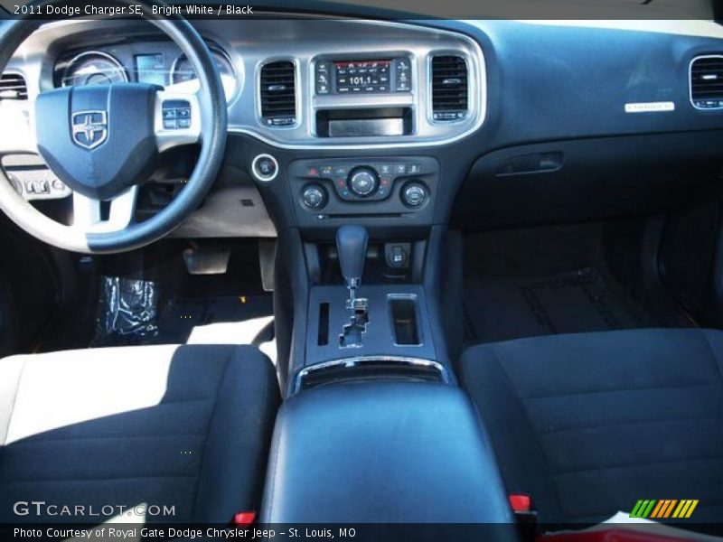 Bright White / Black 2011 Dodge Charger SE