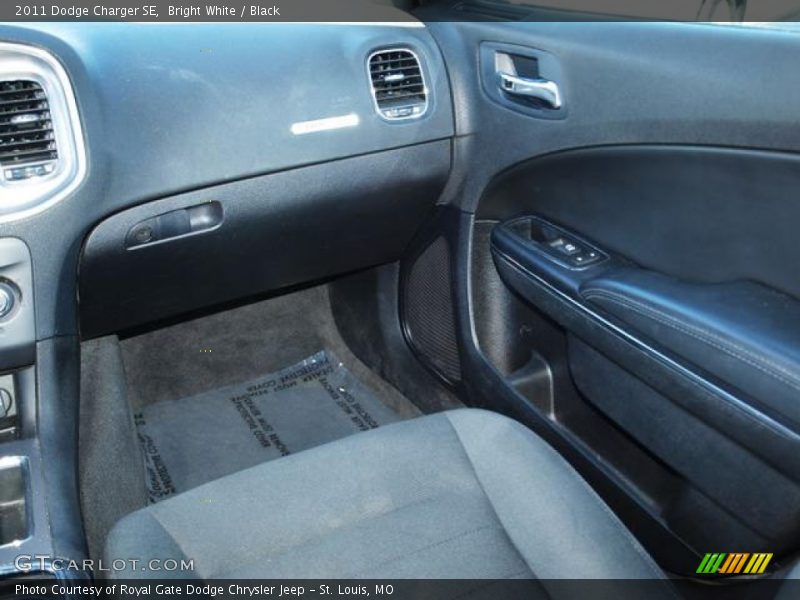 Bright White / Black 2011 Dodge Charger SE