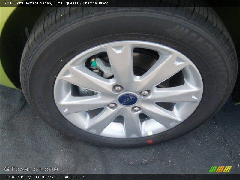 Lime Squeeze / Charcoal Black 2013 Ford Fiesta SE Sedan