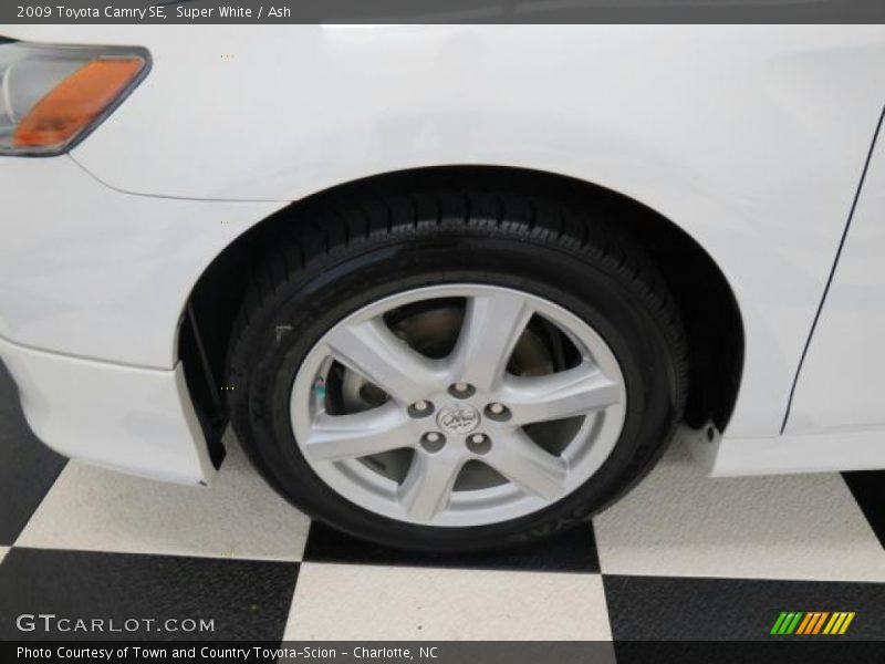 Super White / Ash 2009 Toyota Camry SE