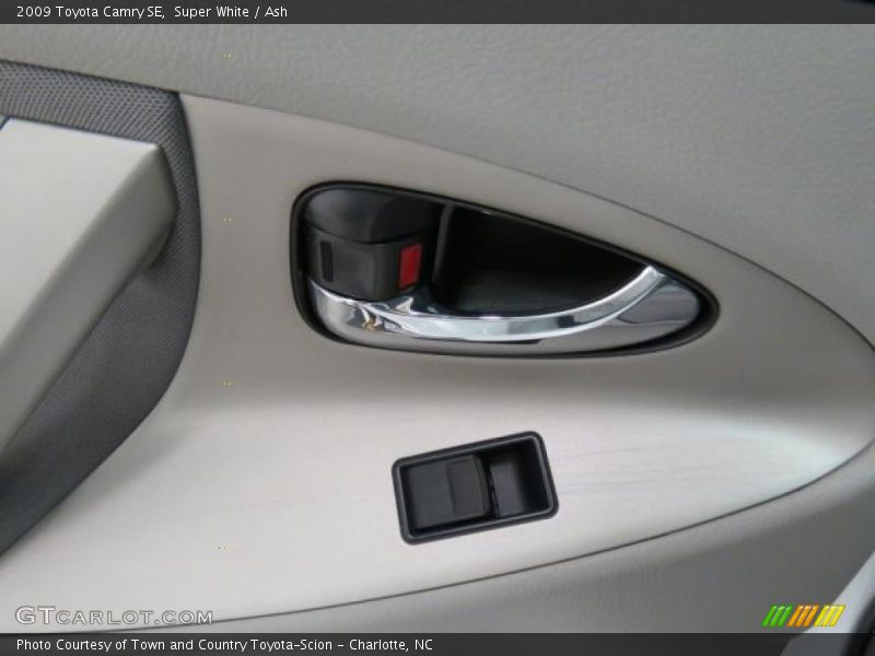 Super White / Ash 2009 Toyota Camry SE