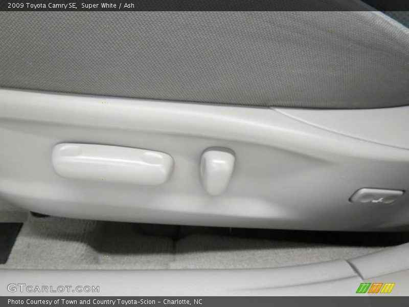 Super White / Ash 2009 Toyota Camry SE