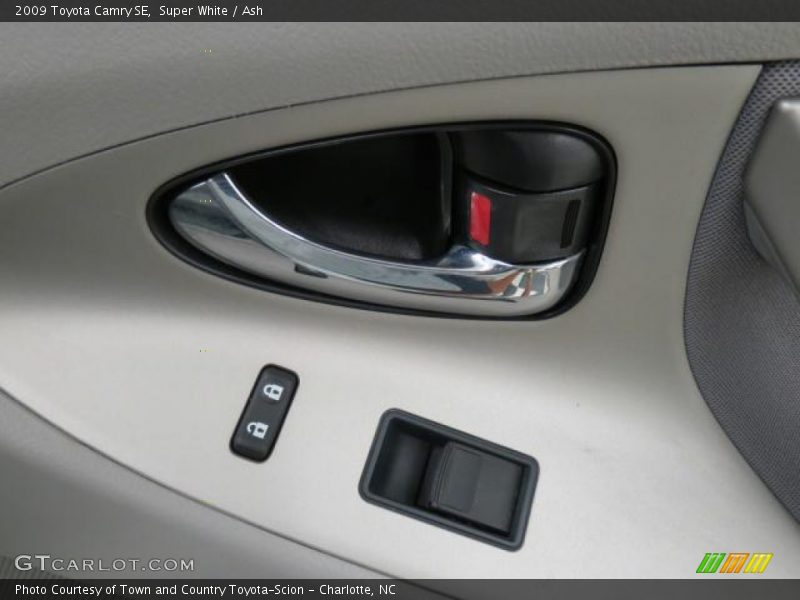 Super White / Ash 2009 Toyota Camry SE
