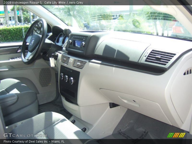 Calla Lilly White / Aero Grey 2009 Volkswagen Routan S