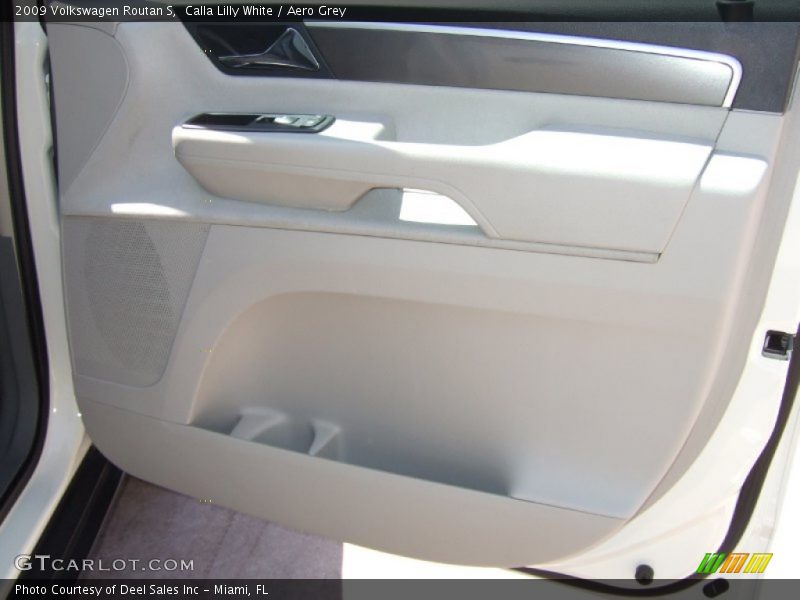 Calla Lilly White / Aero Grey 2009 Volkswagen Routan S