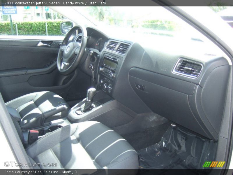 Candy White / Titan Black 2011 Volkswagen Jetta SE Sedan