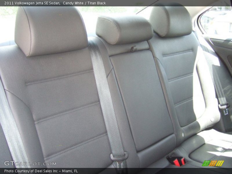 Candy White / Titan Black 2011 Volkswagen Jetta SE Sedan