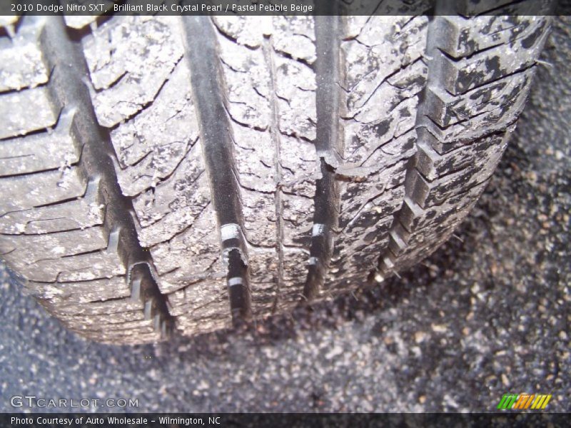 Brilliant Black Crystal Pearl / Pastel Pebble Beige 2010 Dodge Nitro SXT