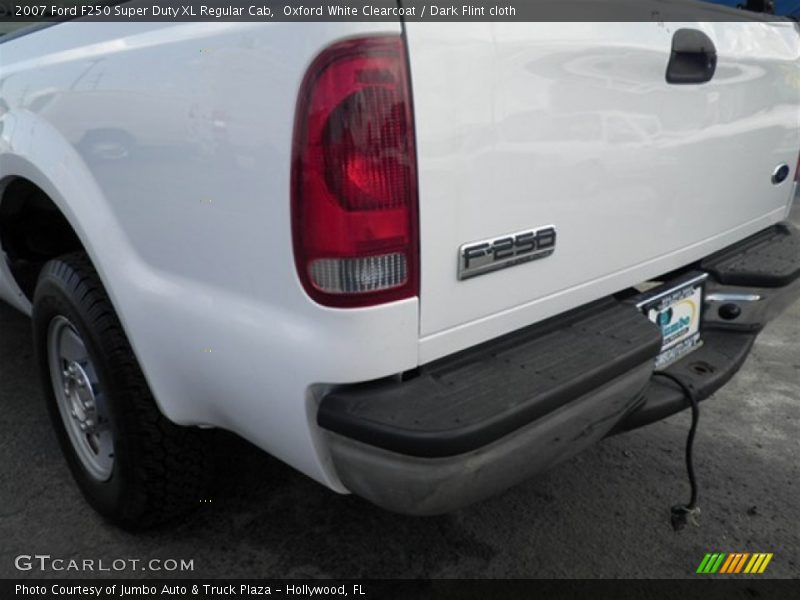 Oxford White Clearcoat / Dark Flint cloth 2007 Ford F250 Super Duty XL Regular Cab