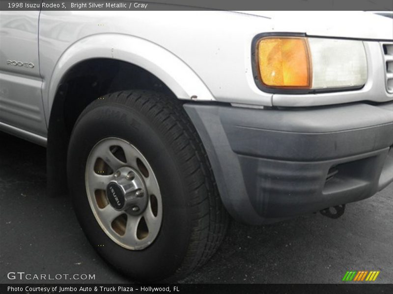 Bright Silver Metallic / Gray 1998 Isuzu Rodeo S