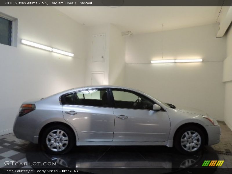 Radiant Silver / Charcoal 2010 Nissan Altima 2.5 S